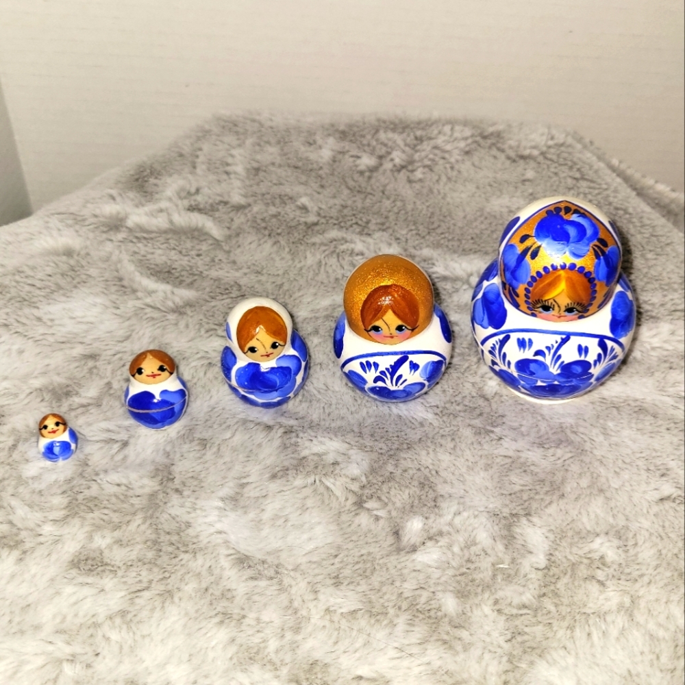Matryoshka The Original Nesting Russia Dolls A Gift of Friendship & Love 5 pcs